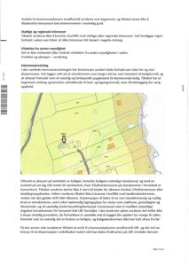 Kart eller situasjonsplan som viser eiendomsgrenser, vannkant, og plassering av et uthus i forhold til boligen.