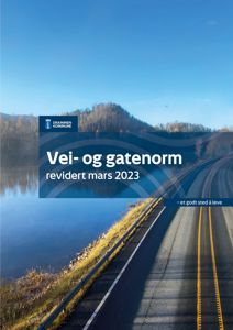 Fotografi som viser en vei ved en innsjø, brukt som bakgrunn på forsiden av en publikasjon.