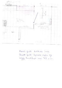 Håndtegnet etasjeplan med romfordeling, mål og notater om endringer.