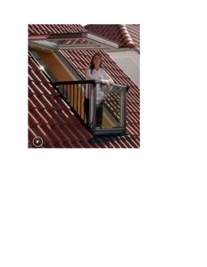 Fotografi av en kvinne som står på en balkong eller utvendig terrasse på et tak med røde taktegl. Bildet viser fasadeelementer og takkonstruksjon.