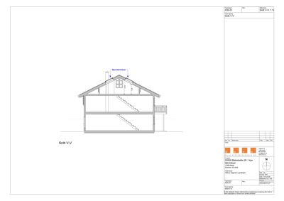 Snittegning (Snitt V-V) som viser bygningens tverrsnitt, inkludert etasjer, trapp og takkonstruksjon.