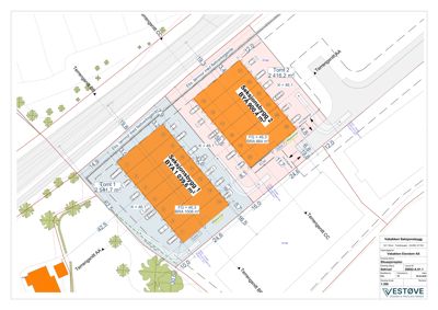 Situasjonsplan som viser tomtsplassering, bygningsspor, veier og terrengforhold.
