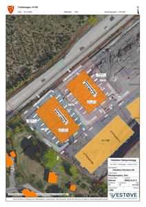 Situasjonsplan som viser tomtens plassering i forhold til vei og nabolag, med bygningsspor og arealoppdelinger.