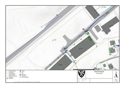 Situasjonsplan som viser tomtens form, høydeforhold (konturlinjer), vann- og avløpsledninger, samt plassering av bygninger og infrastruktur.