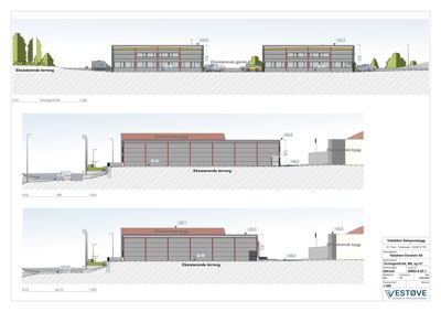 Snittegning som viser bygningens høyde i forhold til eksisterende terreng og kjøreplan.