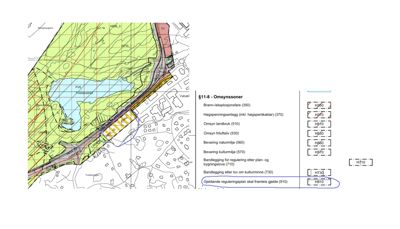 Situasjonsplan som viser tomtens beliggenhet i forhold til omgivelser, inkludert vann, vei og nabotomter, samt en tabell med reguleringszoner.