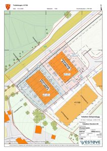 Situasjonsplan som viser tomtens plassering, grenser, naboeiendommer og bygningens plassering med arealoppdelinger.