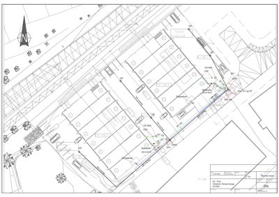 Situasjonsplan som viser tomtsplassering, bygningsskisser, veier og tilknytning til infrastruktur.