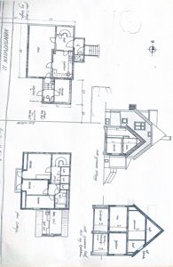Bildet viser en håndtegnet tegning med etasjeplaner (nord- og sørsiden) samt snitt og fasadeopprikk for en bolig.