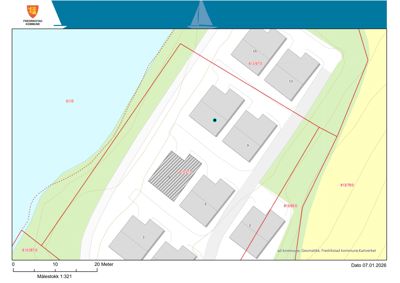 Situasjonsplan som viser tomtens beliggenhet i forhold til vann og nabolag, med bygningers plassering og høydekurver.