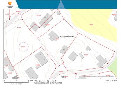 Situasjonskart som viser tomtegrenser, eksisterende bygninger, høydemålerlinjer og en planlagt riving av en garasje.