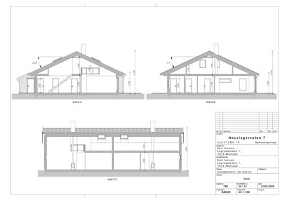 Tegning som viser tverrsnitt gjennom en bygning (Snitt A-A, B-B og C-C) med mål og konstruksjonsdetaljer.