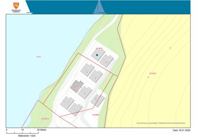 Situasjonsplan som viser tomtens beliggenhet ved kysten, med omgivende terreng (konturlinjer), vann, og plassering av flere bygninger (1-13) med tilhørende arealdata.