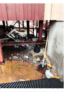 Fotografi av en byggeplass under utgraving, med håndtegnede markeringer på gulvet som viser plassering av 'Lokal Pumpe- Stasjon'.