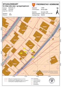 Situasjonskart som viser eiendomsgranser, vannledninger og nabobebyggelse for en tomt i Fredrikstad kommune.