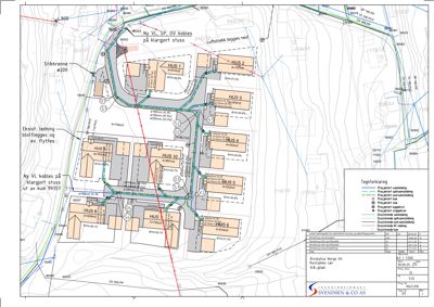 Situasjonsplan som viser plassering av flere hus (HUS 1-10) på et tomt, med overlappende vann- og avløpsledninger (grønn og blå linjer) og eksisterende stikkrenne.