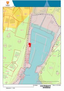 Situasjonsplan som viser eiendomsinndeling, arealbruk og bygningsplassering i forhold til vann og vei.