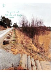 Fotografi av et terreng med en vei, trapper og vegetasjon, med håndskrevne notater om vannledning (VA) og masseoverføring.