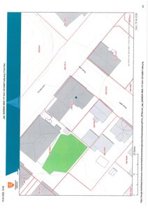 Situasjonsplan som viser tomtens grenser (røde linjer), nabotomter, høydemål (konturlinjer), og bygningsplasseringer.