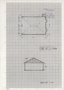 Bildet viser en tegning med en fasadeopprikk (framside) av en bygning med skråtak, samt en planutsnitt (toppsikt) over samme bygning. Tegningen inneholder mål og er datert 1985.