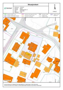 Situasjonskart som viser eiendomsnummer, adresse (Noklebystranda 13), naboeiendommer og bygningers plassering i forhold til hverandre.