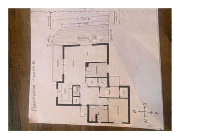 Plantegning av etasjeplan for 'Laveien 76' med romoppdeling, dører, vinduer og håndskrevne mål.