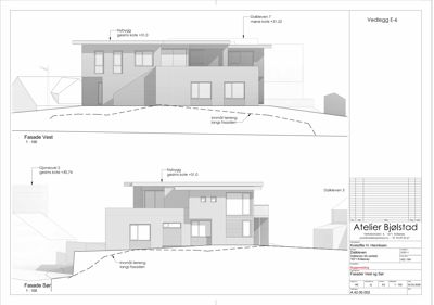 Fasadetegning som viser bygningens utseende fra vest og sør, inkludert høydeopplysninger (gesims kote) og terrengforhold.
