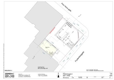Etasjeplan (Plan 1) som viser romfordeling, dimensjoner og plassering av en bygning i forhold til nabobygninger.