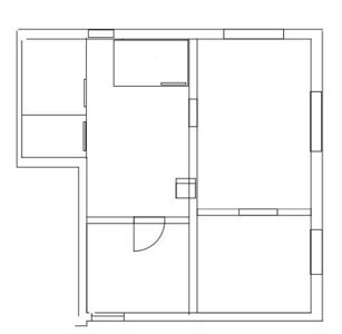 Etasjeplan (plantegning) som viser romfordeling, vegger, dører og vinduer i en bolig.