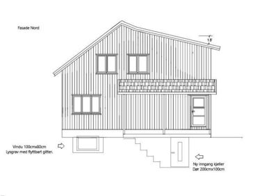 Fasadetegning av en bygning sett fra nord, med detaljer om vinduer, dører, takhelling og trapp.