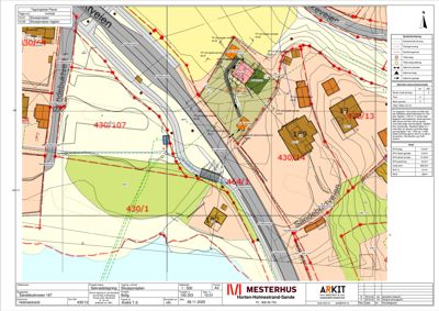 Situasjonsplan som viser tomtens plassering i forhold til nabolag, veier og eksisterende bygninger.