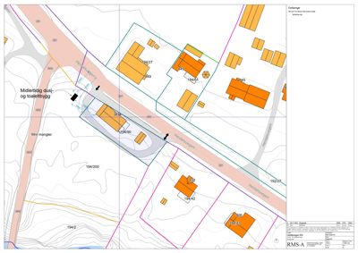 Situasjonsplan som viser tomtens plassering i forhold til nabolag, vei (Heidalvegen), høydemålerlinjer og eksisterende bygninger.