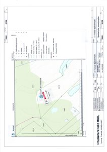 Situasjonsplan (Kartutsnitt) som viser tomtens beliggenhet, grenser, høydemåler og omgivende infrastruktur.
