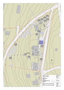Situasjonsplan som viser tomtens terrengform, vegger, nabobygninger og plassering av et svartvanns- og grønvannsanlegg.