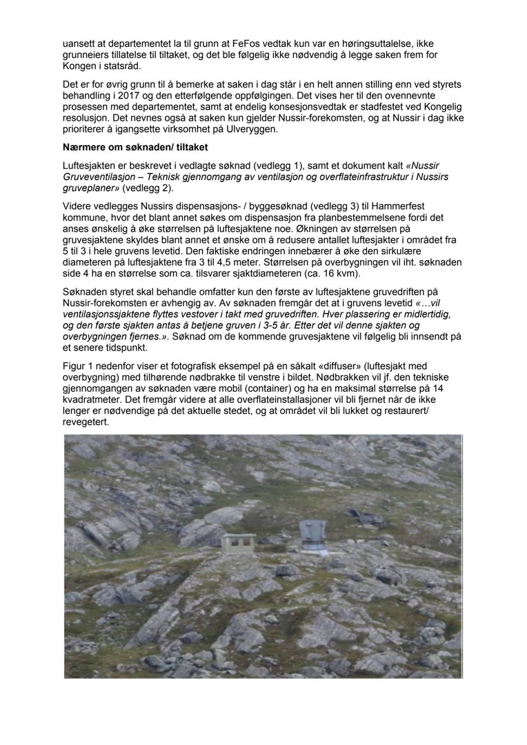 Fotografi av en luftesjakt med en nødbakke til venstre, sett fra et høyere nivå.