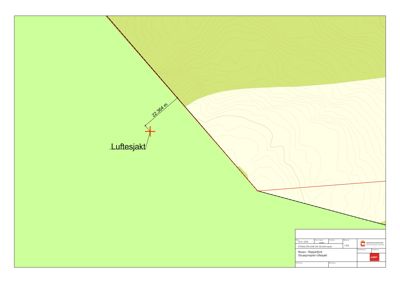 Situasjonsplan som viser terrengform (konturlinjer), ei tomtegrense og en markert punkt for 'Luftesjakt' med avstand.