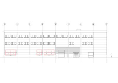 Fasadetegning av en fleretasjers bygning med vinduer, dører og konstruksjonslinjer. Tegningen viser også etasjeskiller og akselinummer.