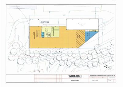Etasjeplan (PLAN 1. ETASJE) som viser romfordeling, arealer og overbygg for en bygning.