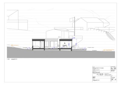 Langsnitt C-C av en nybygd hytte, som viser innvendige høyder, takhøyder og grunnplan.