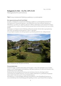 Fotografi av eksisterende fritidsbolig (hytte) med omgivende natur og nabohus.