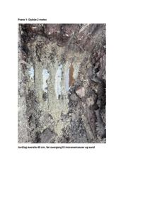 Fotografi av et jordprøvetakingssnitt (Prøve 1) som viser jordlag og overgang til morenemasser og sand.