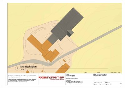 Situasjonsplan som viser bygningenes plassering i forhold til veier og terreng.