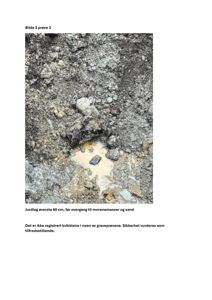 Fotografi av jordlag og grunnsituasjon fra en graveprøve, med tekst om beskrivelse av jordlag og vurdering av sikkerhet.