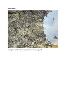 Fotografi av jordprøve med beskrivende tekst om jordlag og overgang til morenemasser.