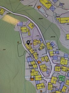 Kart over et område med eiendommer, veier og topografi