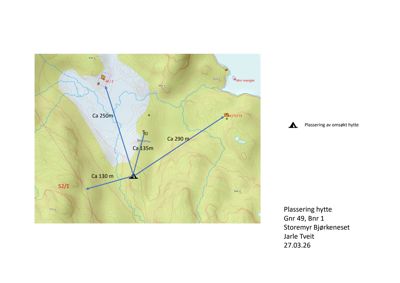 Situasjonsplan som viser plassering av en hytte (markert med trekant) i forhold til eksisterende hytter og vannkilder i et fjellterrenng. Avstander er angitt.