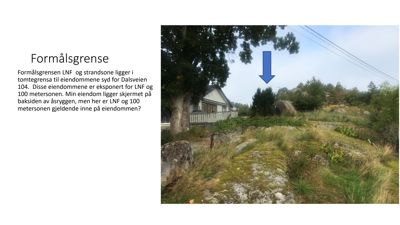 Fotografi av et terreng med steiner, vegetasjon og en bygning i bakgrunnen, med en blå pil som peker på et bestemt punkt. Bildet er brukt i en presentasjon om formålsgrenser.