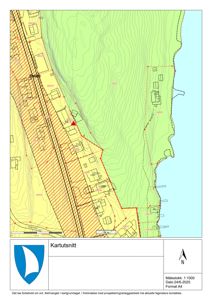 Kartutsnitt som viser topografi, eiendomsgrenser, eksisterende bygninger og infrastruktur i et område langs kysten.