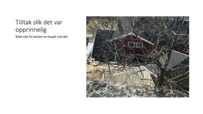 Fotografi av en eksisterende bygning (rødt hus) sett fra en høyde, med tekstbeskrivelse om at det viser 'Tilltak slik det var opprinnelig'.