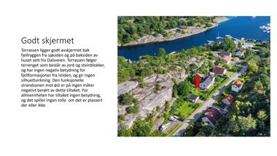 Luftfoto av et boligområde med en markert bygning (rødt rektangel) og tilhørende tekstbeskrivelse om terreng og skjermet beliggenhet.